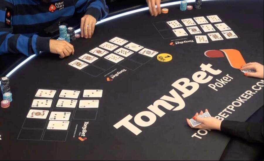 V čínském pokeru se karty vykládají ve třech řadách