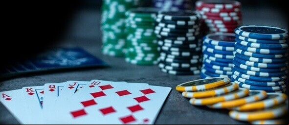 Proč je poker řazen mezi hazard?