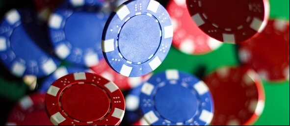 Když žetony létají vzduchem. Pokerový hráč v Japonsku v tiltu převrátil celý stůl