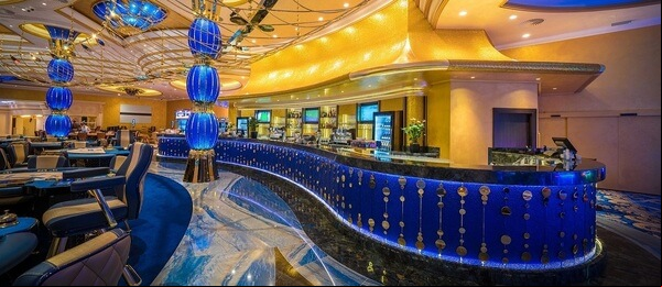 Kiosek najdete před vchodem do restaurace