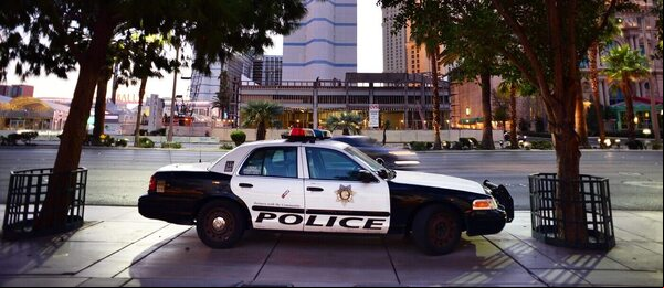 Policejní vůz před hotelem Bellagio v Las Vegas