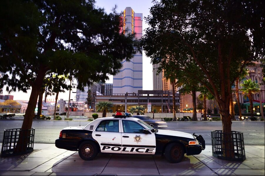 Policejní vůz před hotelem Bellagio v Las Vegas
