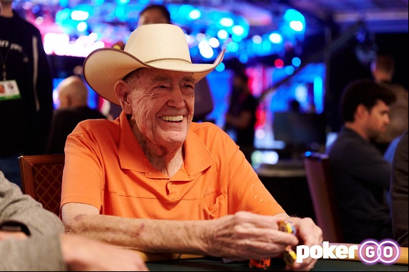 Doyle Brunson během Main Eventu WSOP 2021 na POkerGO.com